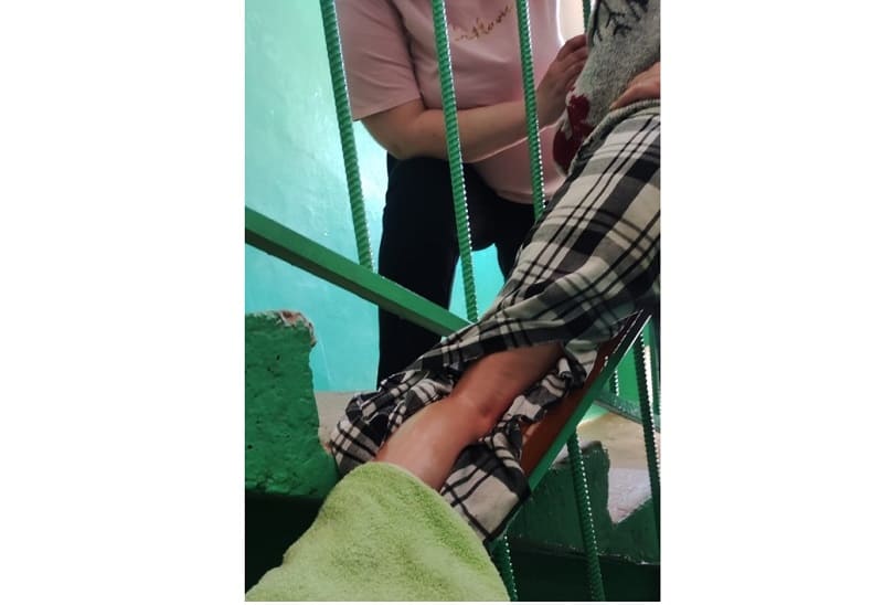 В смоленском райцентре 10-летняя девочка застряла в перилах в подъезде
