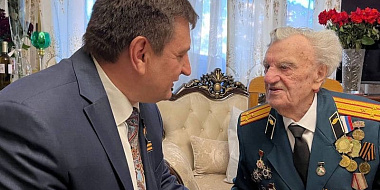 В Смоленске Игорь Ляхов поздравил ветерана ВОВ с Днем Победы