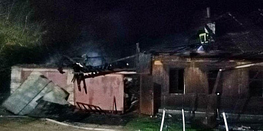 Пожар в Смоленской области уничтожил двухквартирный дом 