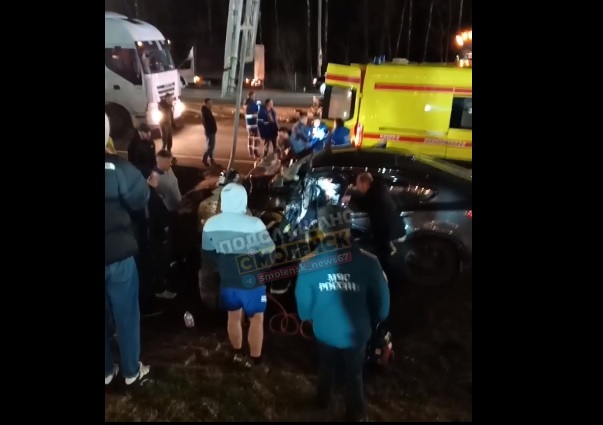 «Все получили травмы». В Смоленской области легковушка на скорость протаранила грузовик дорожников – соцсети