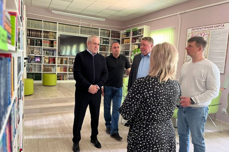 Сергей Неверов поможет сельской библиотеке под Духовщиной с ремонтом помещения