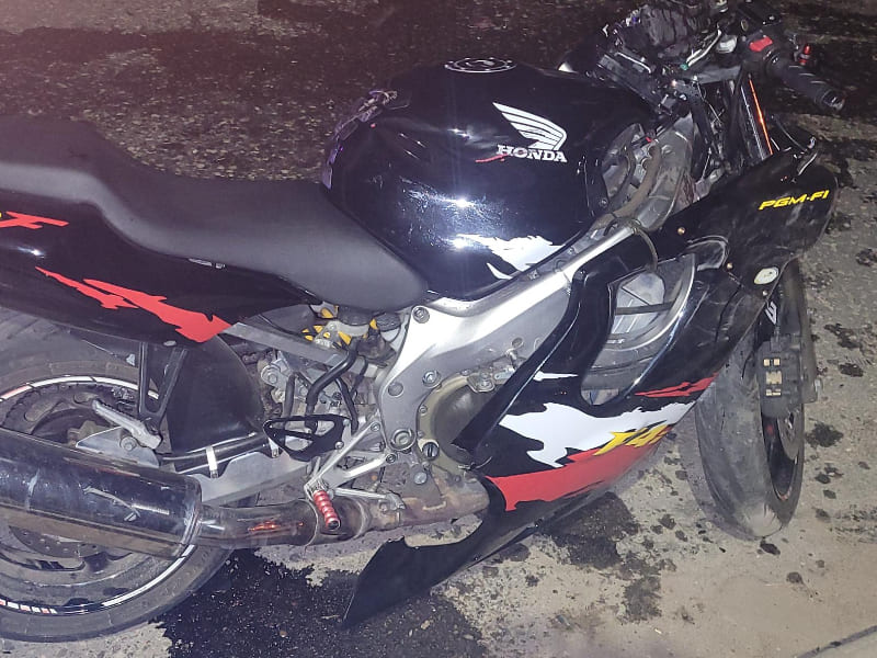 В смоленском райцентре мотоциклист нарушил правила и «влетел» в автомобиль