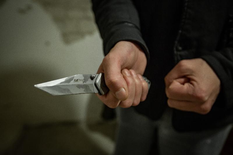 В Смоленске мужчина угрожал ножом продавцу павильона