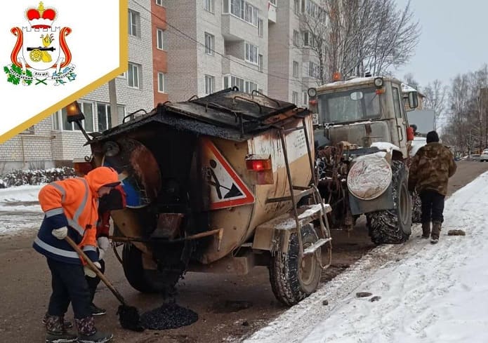 В Смоленске продолжаются работы по аварийному ремонту улиц