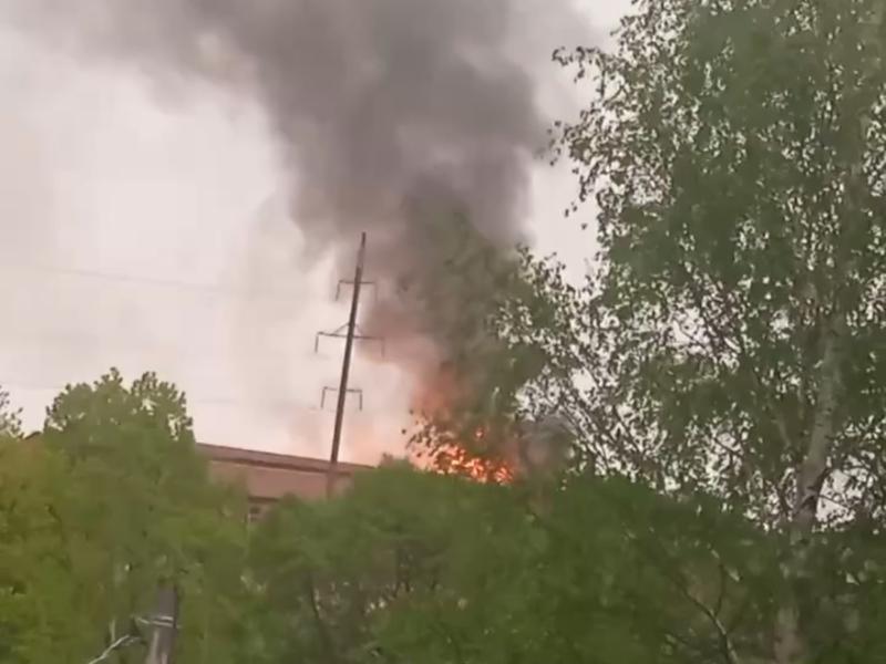 В сети появилось видео мощного пожара на заводе в Смоленске 
