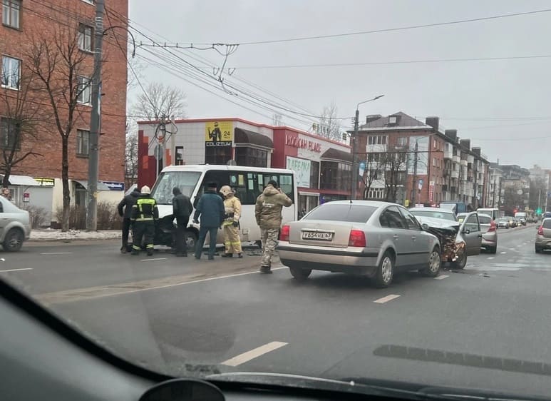 В Смоленске после ДТП с маршруткой госпитализировали двух человек
