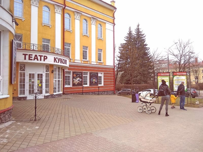 В Смоленском областном театре кукол открылась выставка «Истории Победы»