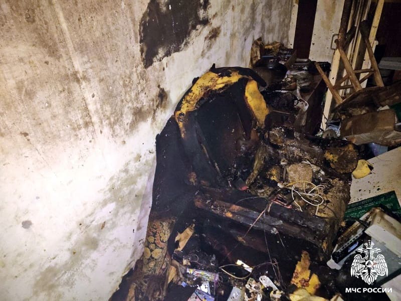 Сотрудники МЧС вызволили смолянина из запертой горящей квартиры