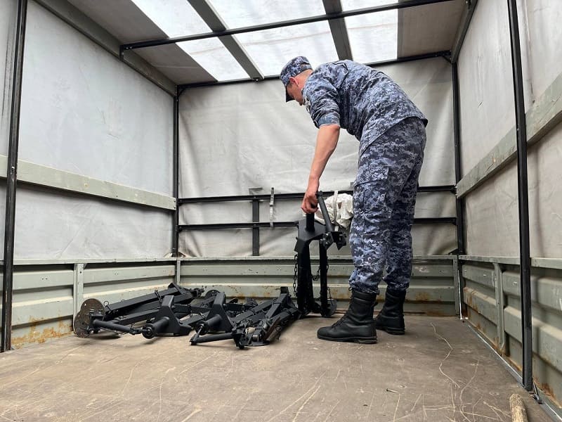 В рамках проекта «Единой России» на СВО доставят оружейные стойки 
