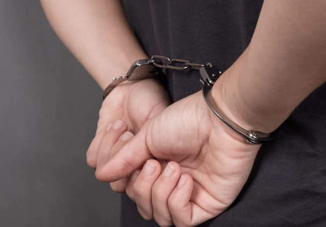 Смоленские полицейские задержали мошенника, находившегося в федеральном розыске