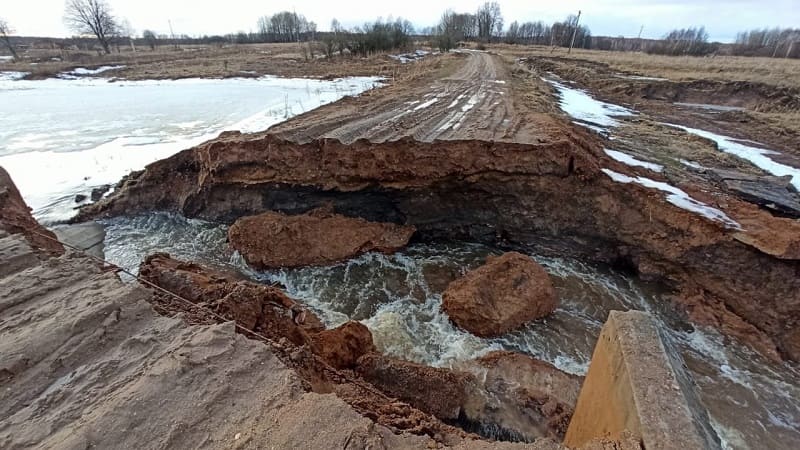 Соцсети: в Смоленской области смыло мост
