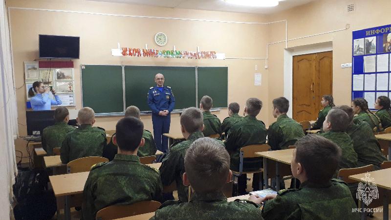 Смоленским кадетам напомнили правила безопасности на водоемах