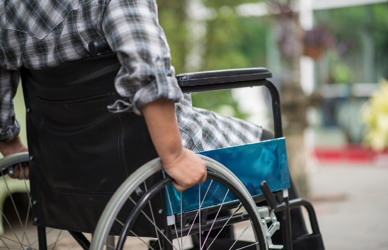 В Смоленске инвалид-колясочник добился установки пандуса в своем доме