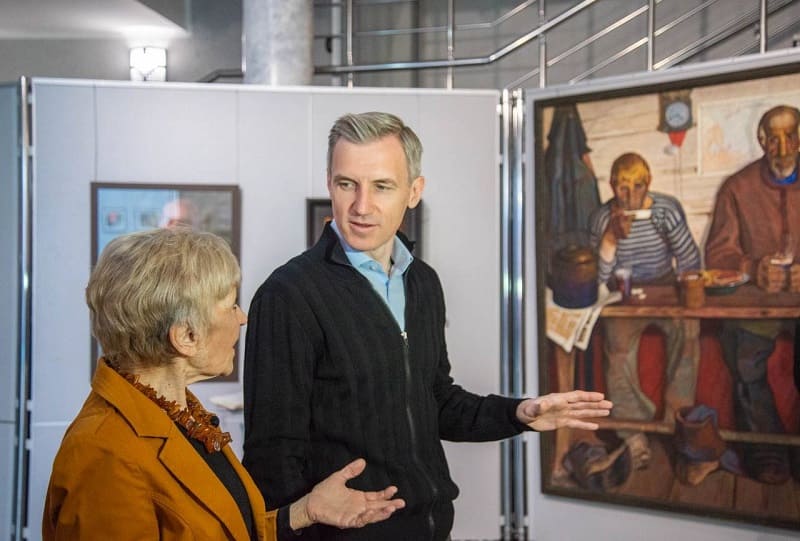 Василий Анохин посетил выставку памяти Вячеслава Самарина 