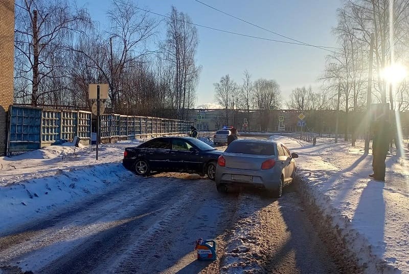 В Смоленске молодой водитель сбил девушку
