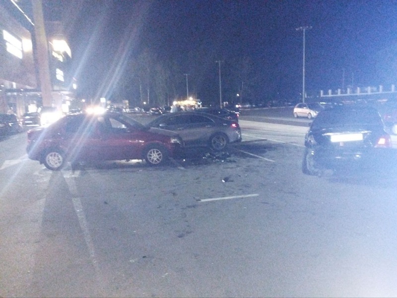 В аварии на парковке торгового центра в Смоленске пострадали два человека