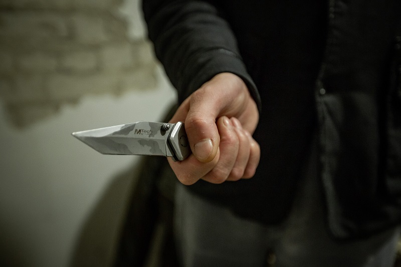 В Смоленске мужчина с ножом напал на прохожих 