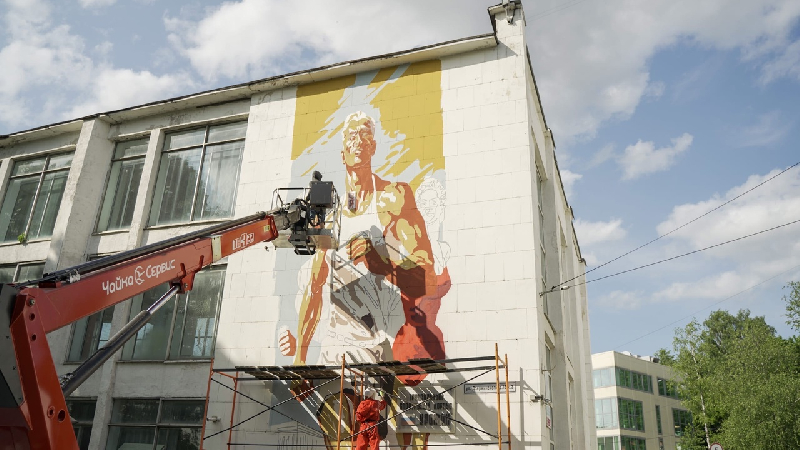 На фасаде спорткомплекса «Урожай» в центре Смоленска создают новый стрит-арт