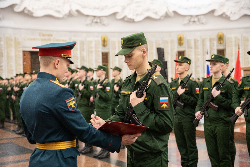 Новобранцы Преображенского полка из Смоленской области приняли присягу в московском Музее Победы