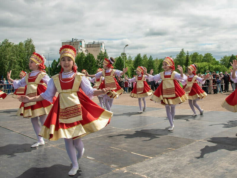 Смоленских школьников приглашают принять участие в танцевальном флешмобе ко Дню России.