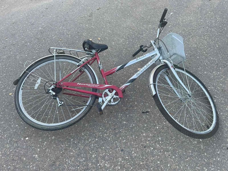 В смоленском райцентре велосипедистка налетела на 11-летнего ребенка на самокате