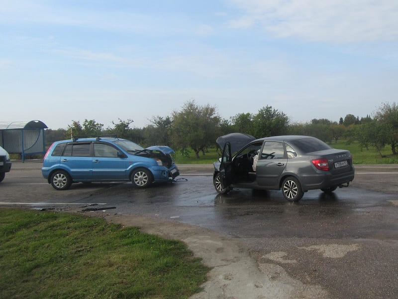 В Смоленской области 3 человека пострадали в страшном ДТП на повороте