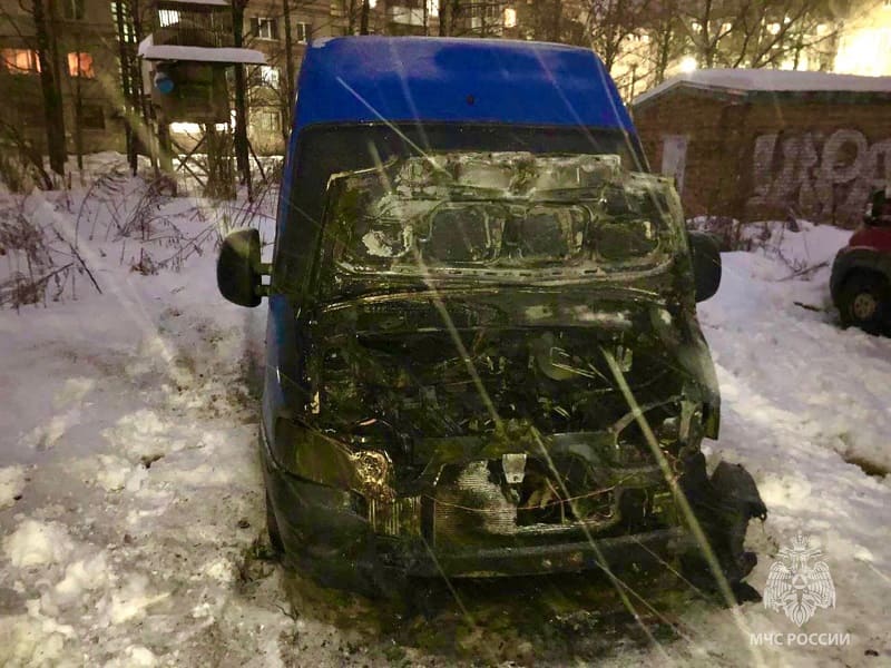 В Смоленске загорелся припаркованный фургон