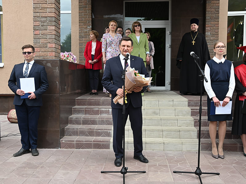 Игорь Ляхов поздравил выпускников смоленского лицея