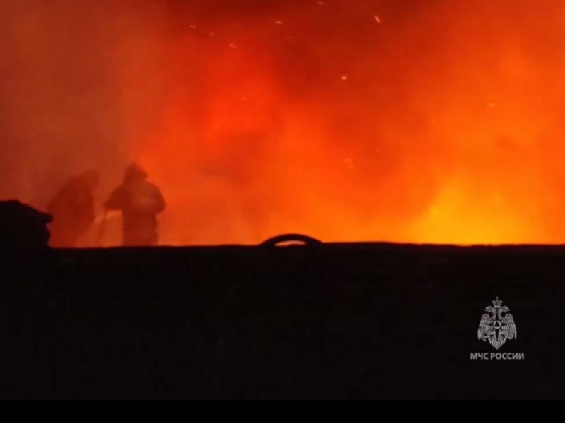 Масштабный пожар на заводе в Смоленске локализован
