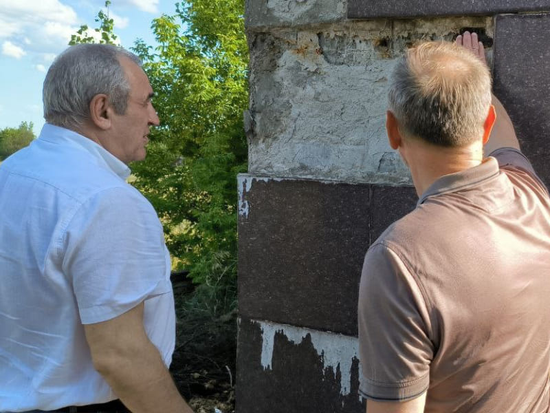 Как Сергей Неверов помогает восстановить мемориал в подшефном Смоленщине районе ДНР