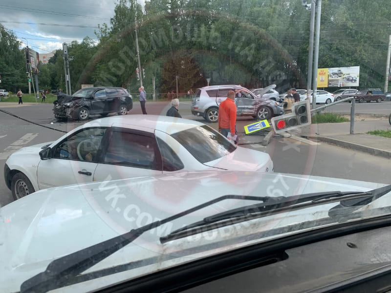 В Смоленске две столкнувшиеся иномарки повредили дорожный знак и светофор 
