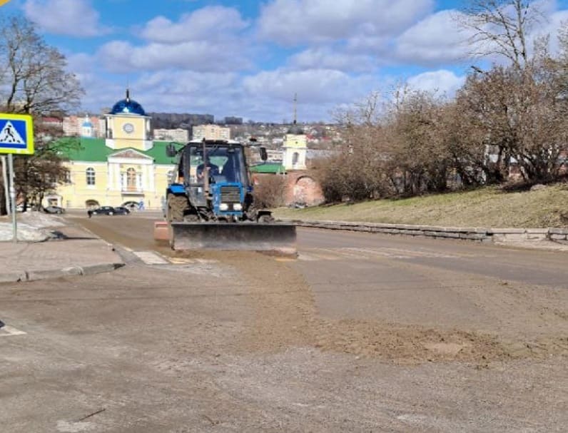 На выходных улицы Смоленска будут чистить от мусора и грязи