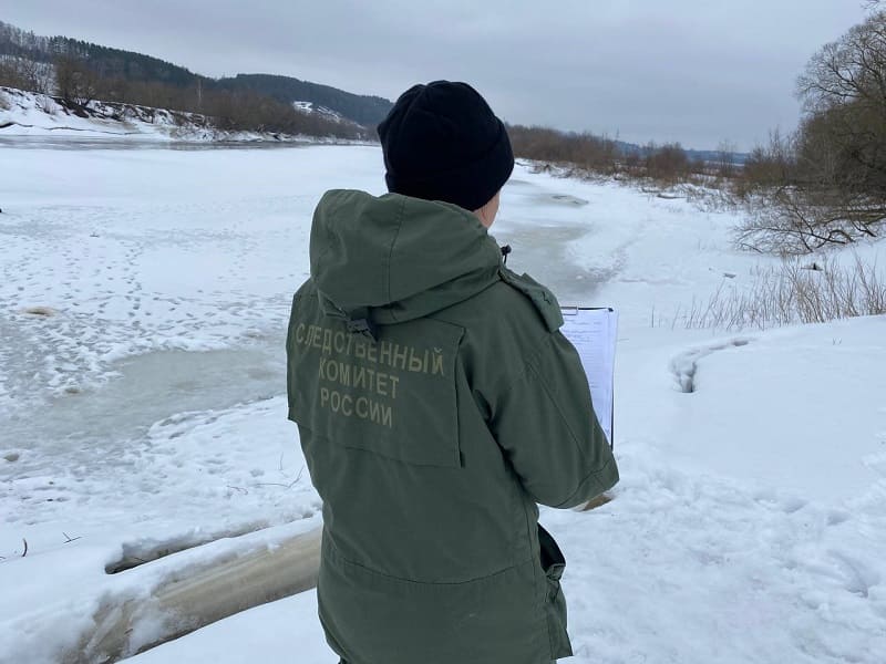 СУ СКР опубликовало оперативное видео с места поисков ребенка, провалившегося под лед в Смоленске
