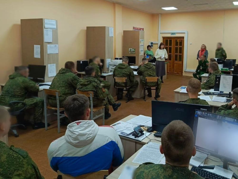 В Смоленске представители минсоцразвития встретились со служащими пункта отбора на военную службу по контракту