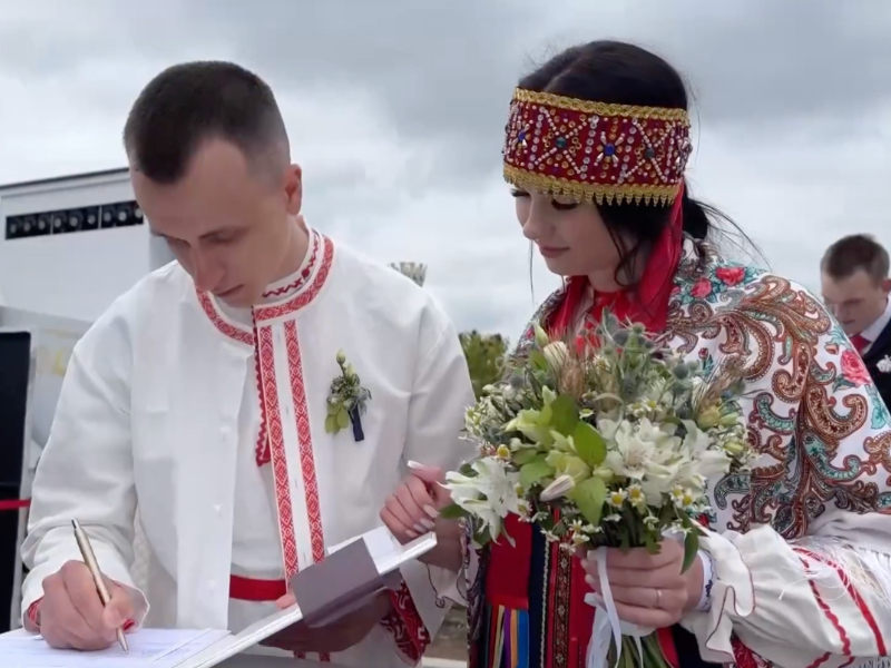 Василий Анохин поздравил сыгравших свадьбу на выставке «Россия» смолян