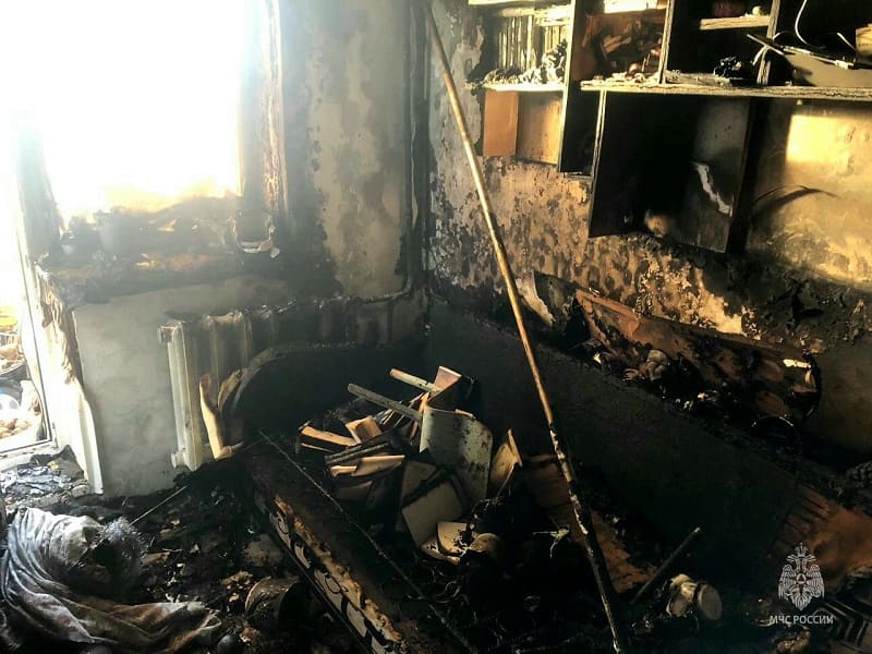 В Смоленске произошел пожар в квартире из-за упавшей свечи