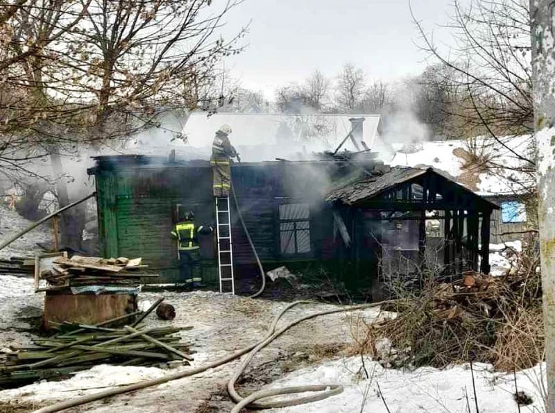 В Смоленске горящий дом тушили 17 пожарных