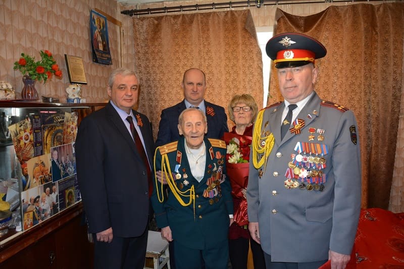 В Смоленске полицейские поздравили с Днем Победы 105-летнего ветерана Михаила Павлова