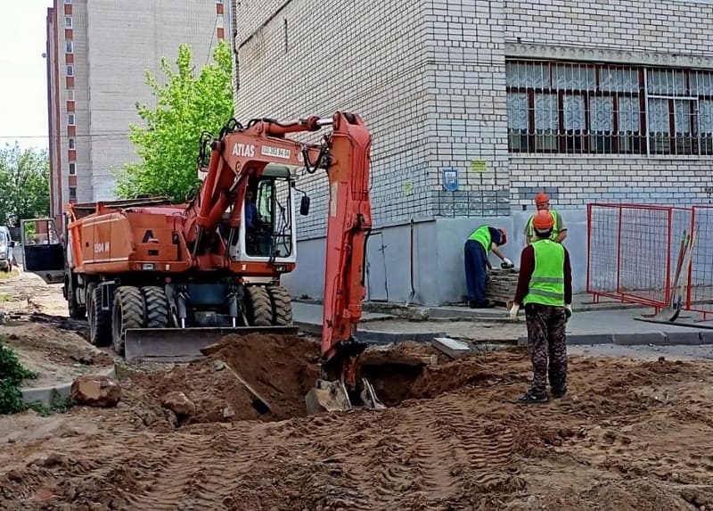 На ул. Тенишевой в Смоленске демонтируют участок теплосети