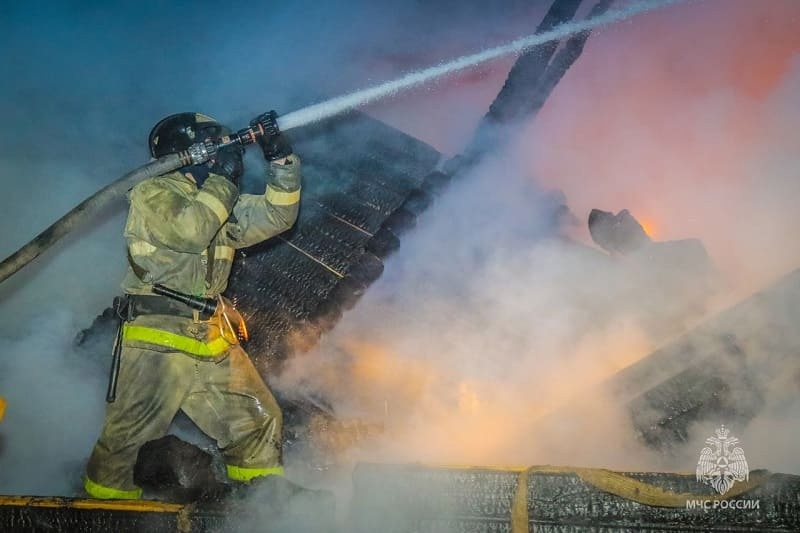 На тушение сауны в Смоленской области выезжали 17 пожарных
