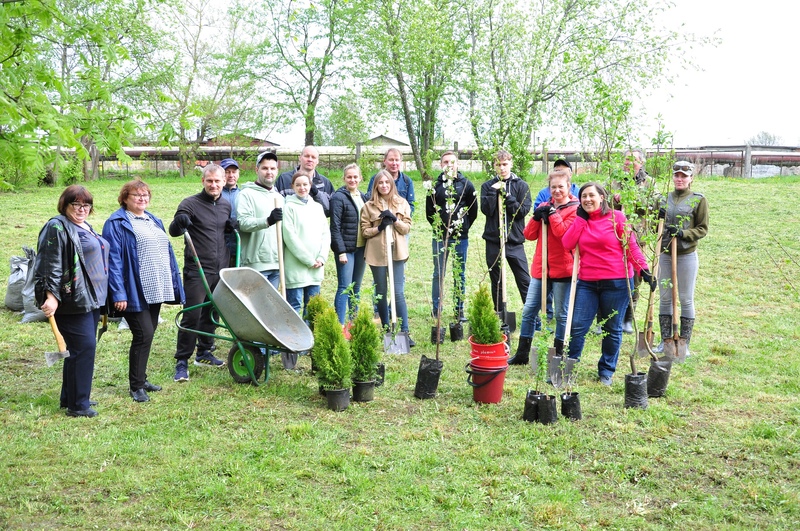 Волонтеры Смоленского отделения Сбера высадили сад для воспитанников центра «Родник» в рамках проекта «Зеленый Марафон»