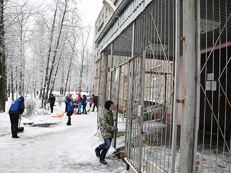 Активисты «ЕР» провели субботник около школы и детской поликлиники в Смоленске
