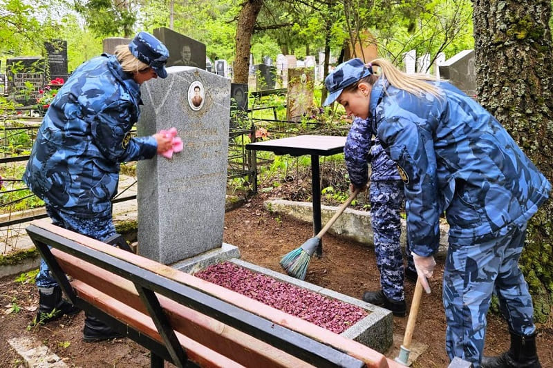 Сотрудники смоленского СИЗО благоустроили могилу ветерана Великой Отечественной