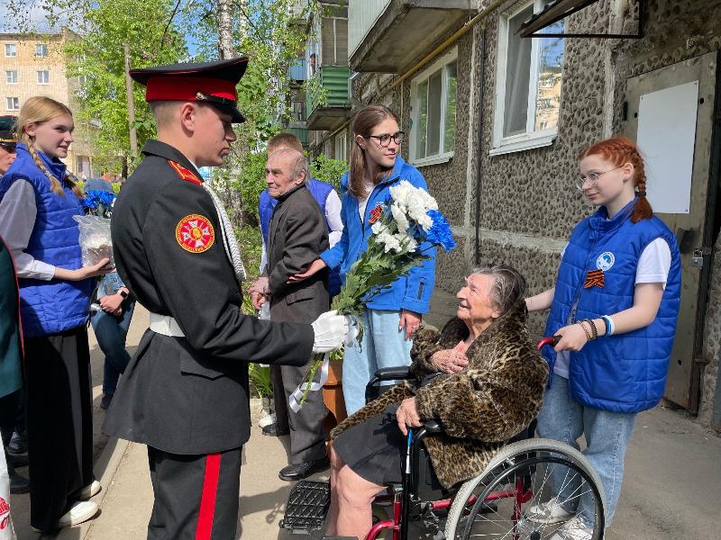 Парады у домов ветеранов прошли в Смоленске и Смоленском районе 