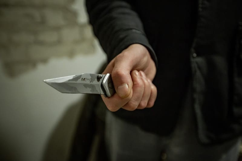 В Смоленской области парень устал от жизни с пьющим родственником и взялся за нож