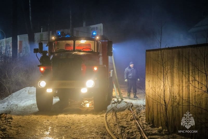 В Смоленском районе загорелся гараж с авто. Имеется пострадавший