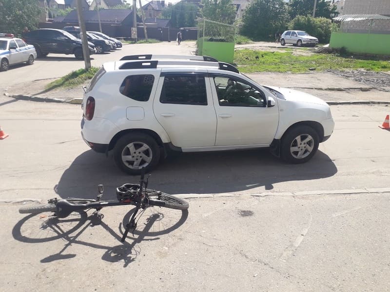 В Смоленске велосипедистка попала в больницу после столкновения с иномаркой