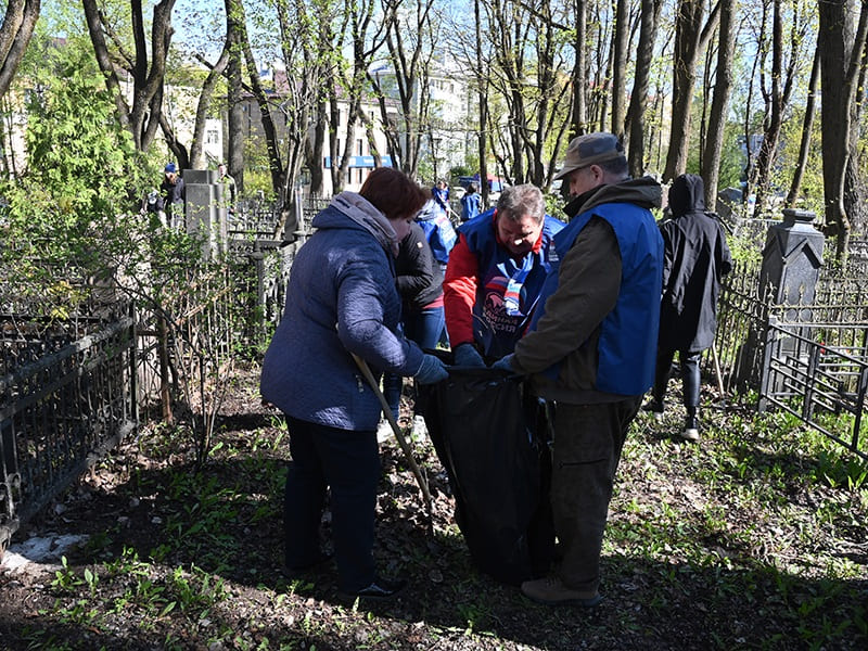 Волонтеры привели в порядок воинское захоронение в Смоленске