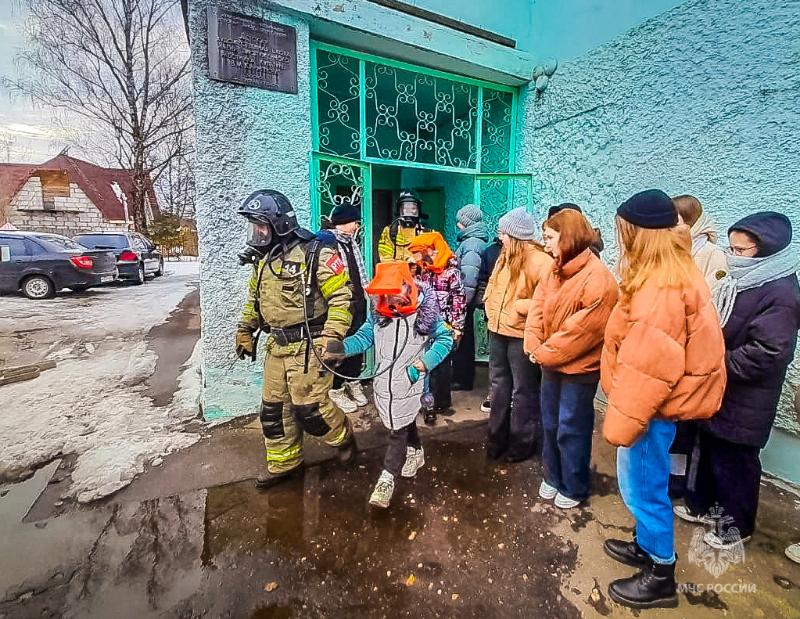 Смоленские пожарные эвакуировали детей из Сафоновской школы
