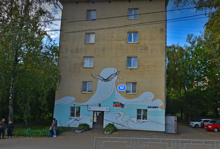 В Смоленске выпускница выпала из окна пятиэтажки